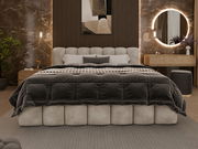 Frontale Ansicht eines eleganten Polsterbetts mit grauem Kopfteil und luxuriöser Bettwäsche in einem stilvoll eingerichteten Schlafzimmer.