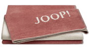 Rote Decke mit dem Schriftzug 'JOOP!' in Nahaufnahme, zeigt die doppelseitige Struktur und die feine Umrandung.