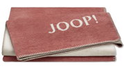 Rote Decke mit dem Schriftzug 'JOOP!' in Nahaufnahme, zeigt die doppelseitige Struktur und die feine Umrandung.