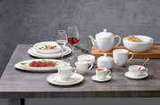 Elegante Zuckerdose Skagen aus weißem Porzellan, präsentiert auf einem gedeckten Tisch in einer modernen Essensszene.