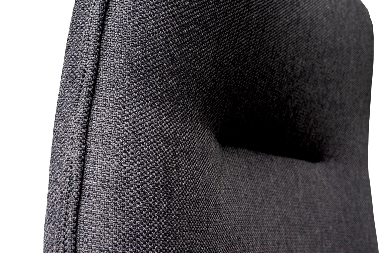 Nahaufnahme der Rückenlehne eines XL-Drehstuhls mit grauem Stoffbezug, seitliche Perspektive