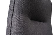 Nahaufnahme der Rückenlehne eines XL-Drehstuhls mit grauem Stoffbezug, seitliche Perspektive