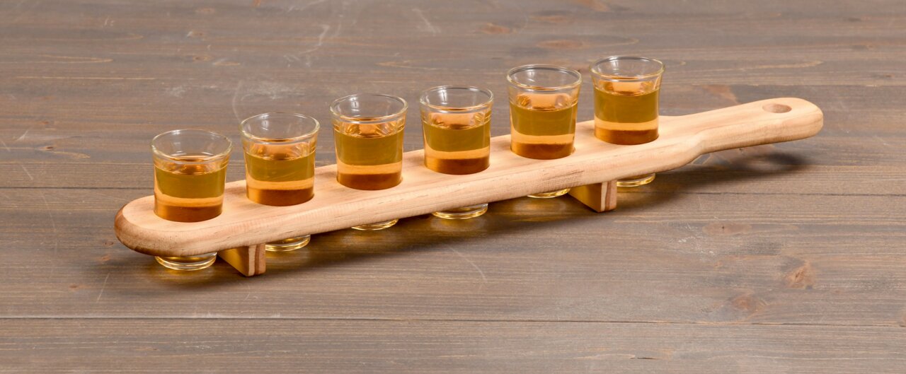 Kesper Set met 6 borrelglaasjes Schnapsglasträger aus Holz mit sechs gefüllten Gläsern, seitliche Perspektive