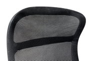 Achterkant van een ergonomische draaistoelrugleuning met zwart gaas.
