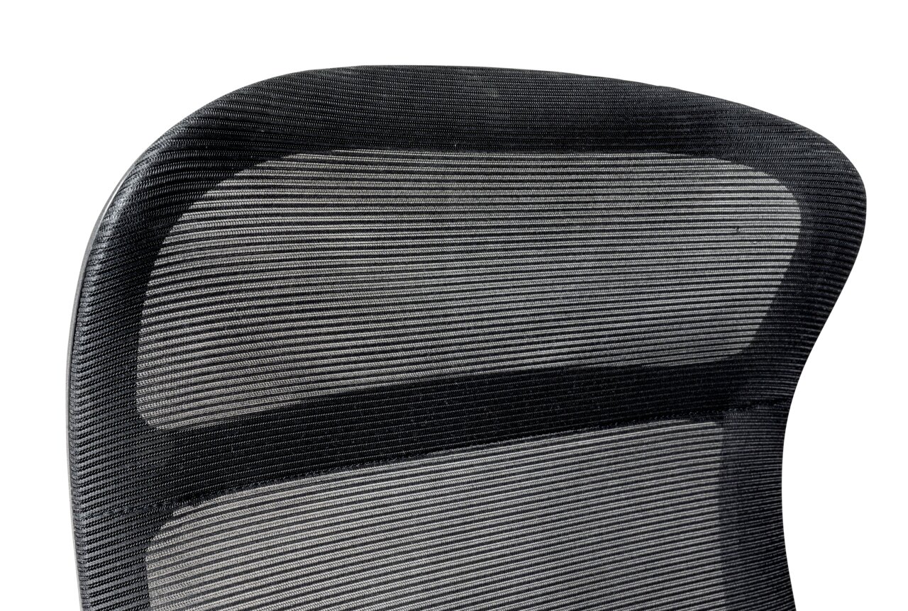 Achterkant van een ergonomische draaistoelrugleuning met zwart gaas.