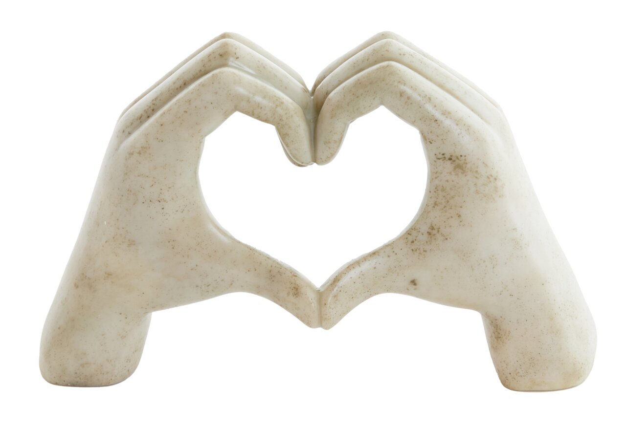 Zwei Hände aus Stein formen ein Herz, Frontalansicht