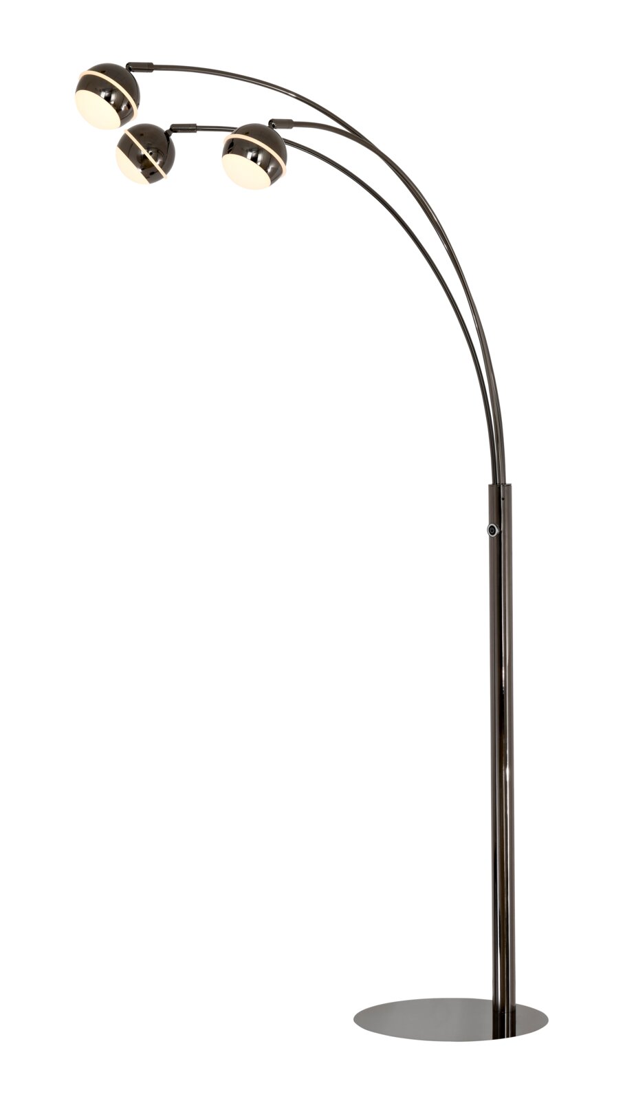 Moderne donker metalen boogvloerlamp met drie ronde, warmwit verlichte lampenkappen en ovale voet, volledig weergegeven vanuit schuin vooraanzicht.