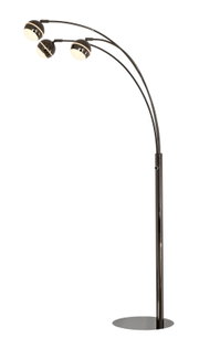Moderne donker metalen boogvloerlamp met drie ronde, warmwit verlichte lampenkappen en ovale voet, volledig weergegeven vanuit schuin vooraanzicht.