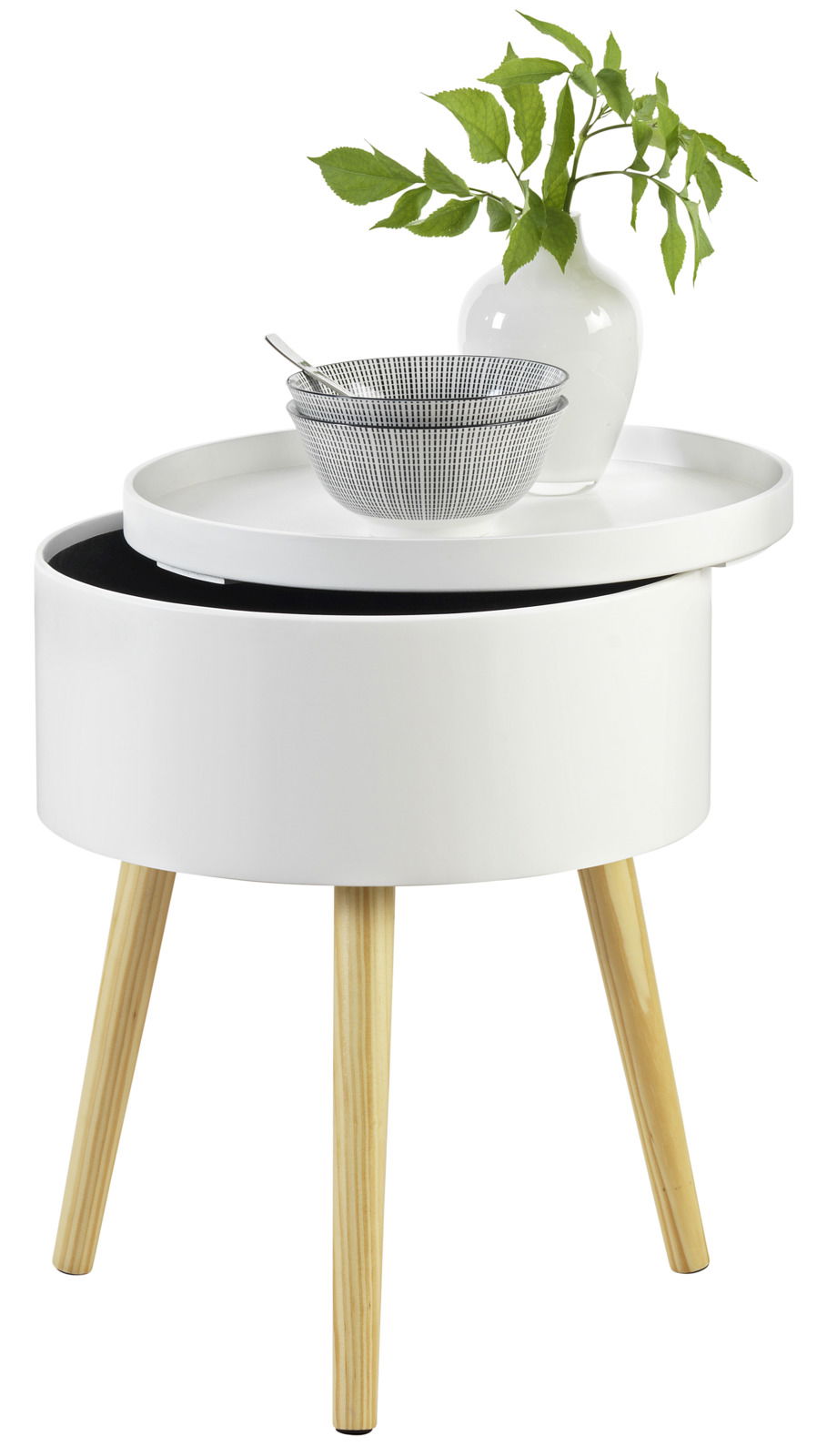 Moderner weißer Beistelltisch mit abnehmbarem Tablett, Holzbeinen und dekorativen Elementen aus der Perspektive leicht von oben.