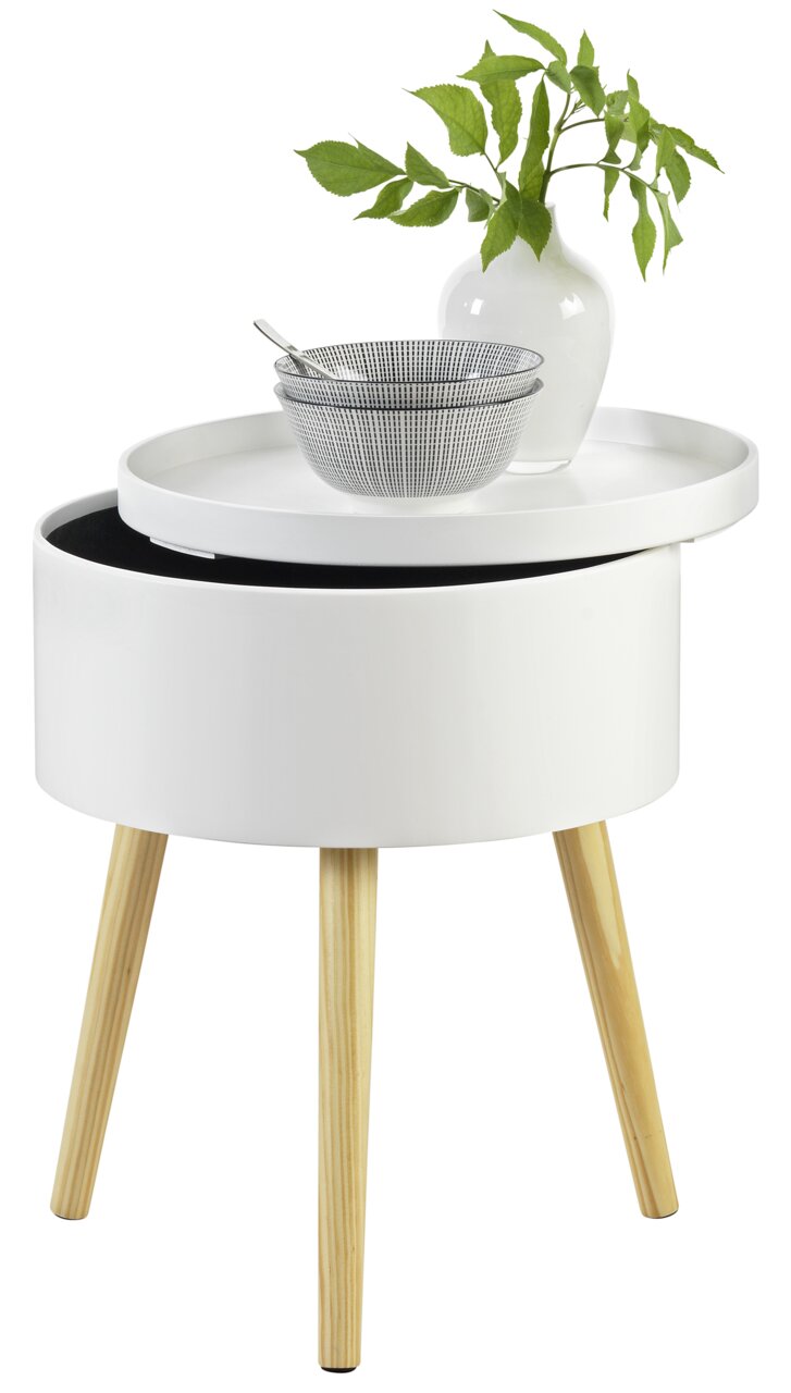 Moderner weißer Beistelltisch mit abnehmbarem Tablett, Holzbeinen und dekorativen Elementen aus der Perspektive leicht von oben.