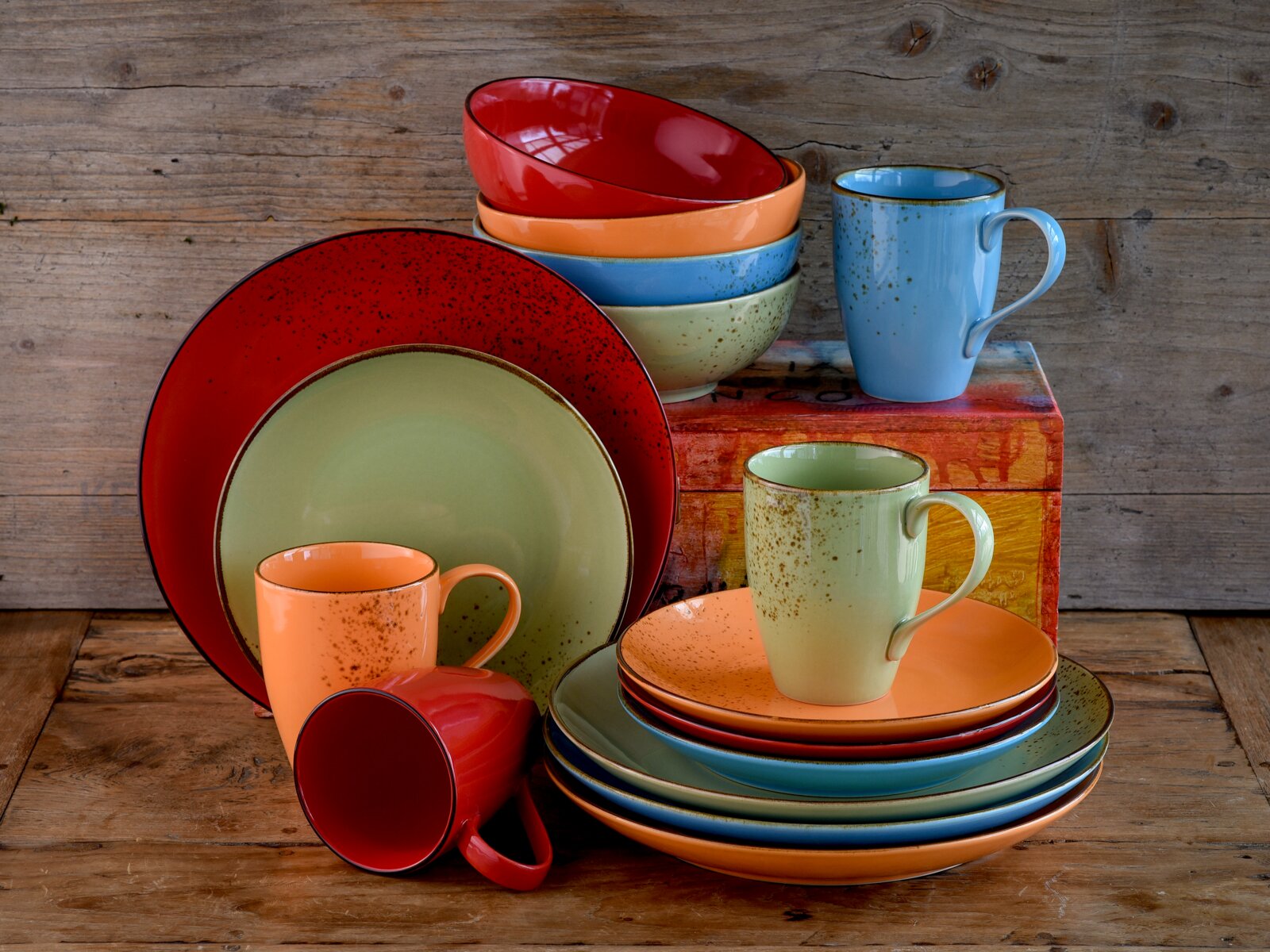 Creatable Kombiservice 16-tlg NATURE COLLECTION Buntes Kombiservice 16-tlg mit Tassen, Tellern und Schalen in verschiedenen Farben, aus der Perspektive von vorne fotografiert.