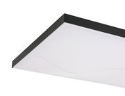 Rechteckige LED-Deckenleuchte mit schwarzem Rahmen, seitliche Perspektive