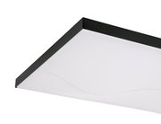 Rechteckige LED-Deckenleuchte mit schwarzem Rahmen, seitliche Perspektive