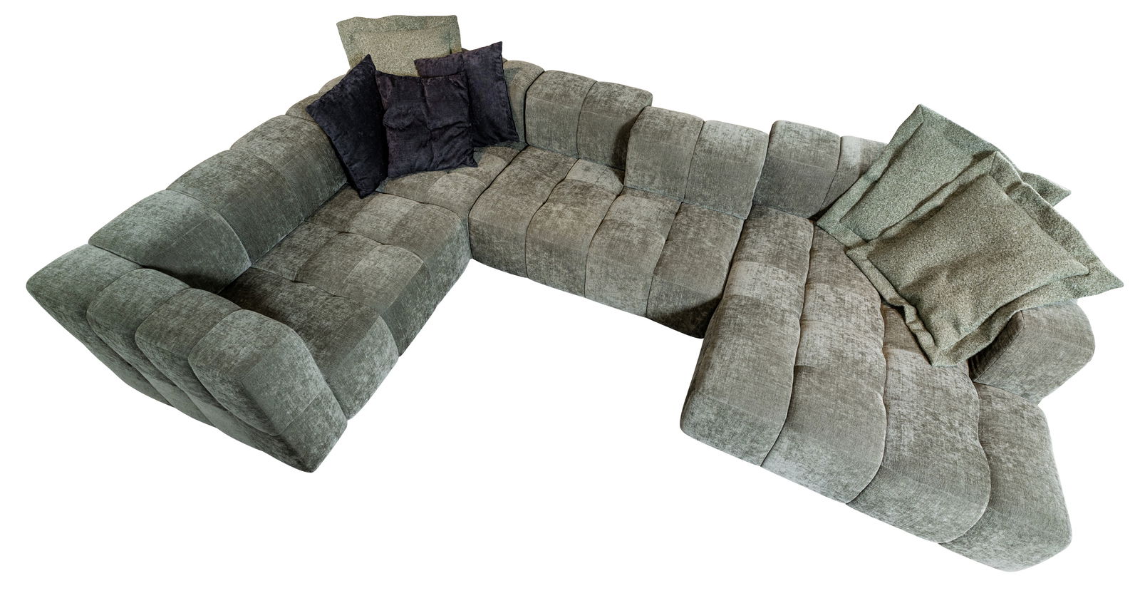 Grüne Polsterrundecke in L-Form mit mehreren Kissen, aus der Vogelperspektive fotografiert.