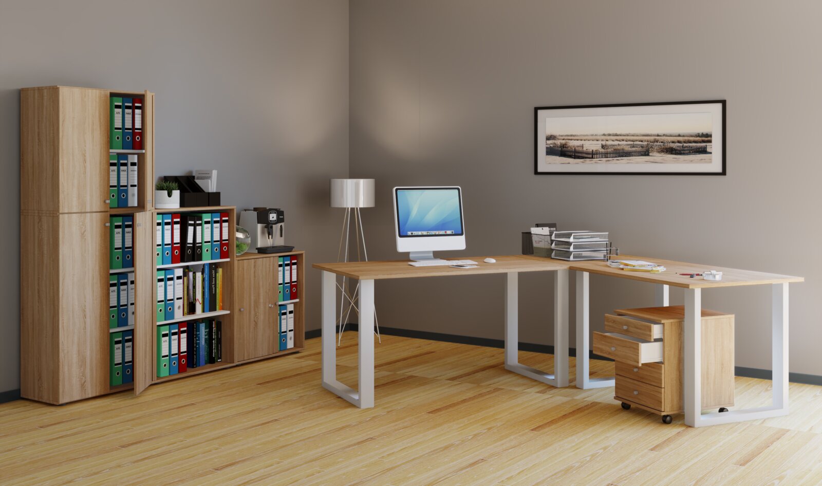 Modernes Büro-Setup mit L-förmigem Schreibtisch in Holzoptik und weißem Metallgestell, Rollcontainer, Computer und Aktenregalen Perspektive: frontale Weitwinkelansicht leicht von links.