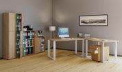 Modernes Büro-Setup mit L-förmigem Schreibtisch in Holzoptik und weißem Metallgestell, Rollcontainer, Computer und Aktenregalen; Perspektive: frontale Weitwinkelansicht leicht von links.