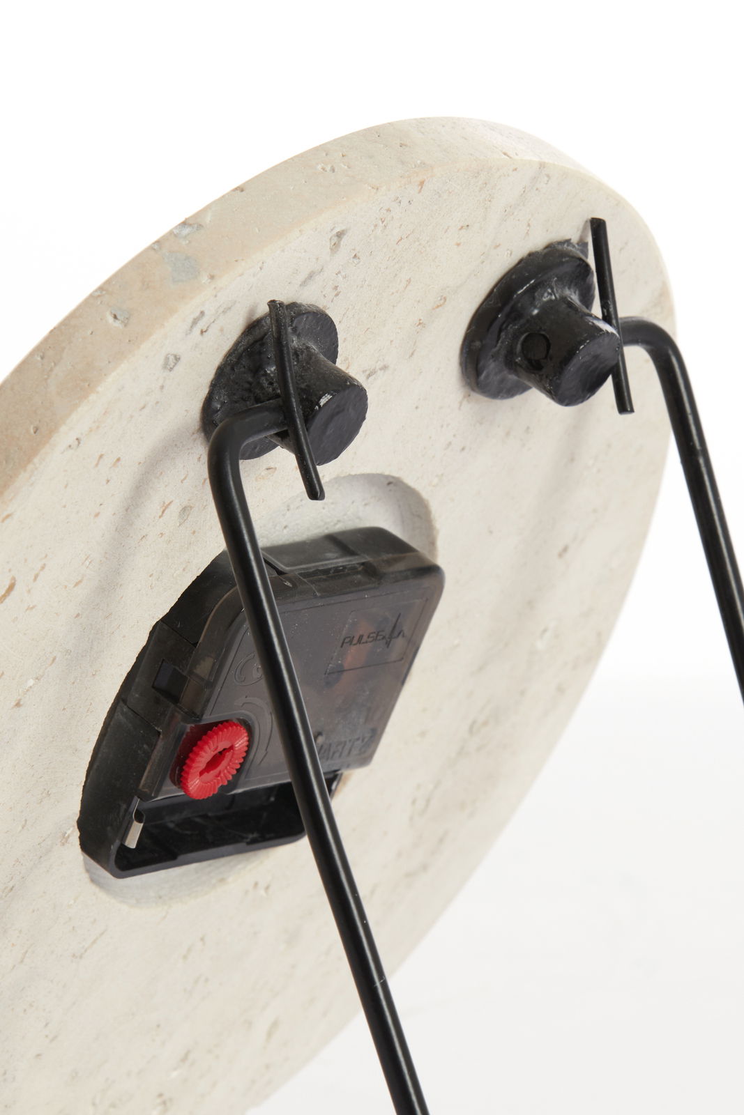 Rückansicht einer Uhr mit schwarzem Metallständer und Batteriefach