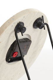 Rückansicht einer Uhr mit schwarzem Metallständer und Batteriefach