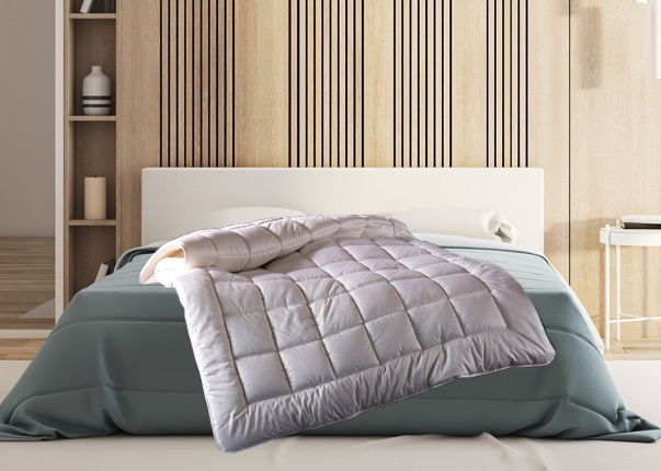 Wildseidendecke Superlight Sari auf einem Bett in einem modernen Schlafzimmer, aus der Vorderansicht fotografiert.