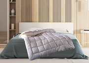 Wildseidendecke Superlight Sari auf einem Bett in einem modernen Schlafzimmer, aus der Vorderansicht fotografiert.