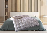 Wildseidendecke Superlight Sari auf einem Bett in einem modernen Schlafzimmer, aus der Vorderansicht fotografiert.