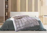 Wildseidendecke Superlight Sari auf einem Bett in einem modernen Schlafzimmer, aus der Vorderansicht fotografiert.