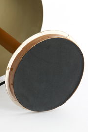 Unterseite einer Tischleuchte mit runder Basis, seitliche Perspektive