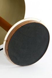 Unterseite einer Tischleuchte mit runder Basis, seitliche Perspektive