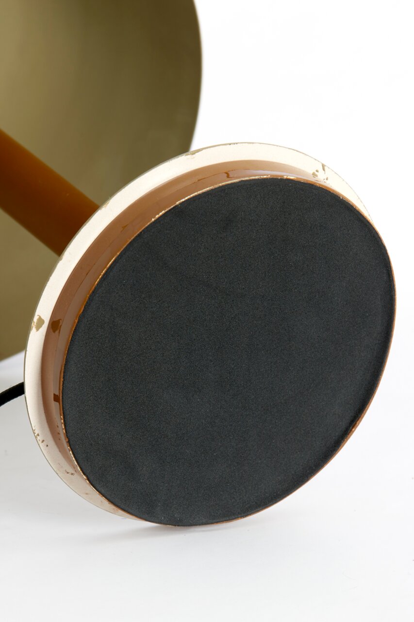 Unterseite einer Tischleuchte mit runder Basis, seitliche Perspektive