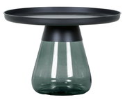 Moderner Beistelltisch mit schwarzer runder Ablage und konischem, transparent grün getöntem Glasfuß, frontal in leicht erhöhter Perspektive freigestellt auf weißem Hintergrund