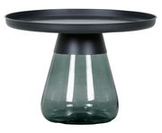 Moderner Beistelltisch mit schwarzer runder Ablage und konischem, transparent grün getöntem Glasfuß, frontal in leicht erhöhter Perspektive freigestellt auf weißem Hintergrund