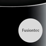 Nahaufnahme eines schwarzen Topfes aus dem Fusiontec Black Topfset, seitliche Perspektive mit sichtbarem Fusiontec-Logo.