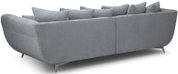 Rückansicht eines modernen, hellgrauen Stoff-Ecksofas mit hoher Rückenlehne, mehreren Rückenkissen und schlanken Metallfüßen, fotografiert in schräger Perspektive von hinten