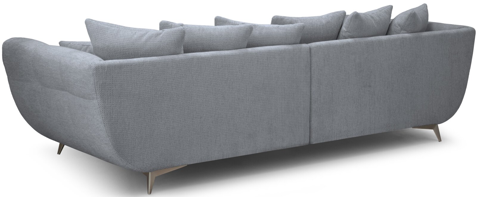 Rückansicht eines modernen, hellgrauen Stoff-Ecksofas mit hoher Rückenlehne, mehreren Rückenkissen und schlanken Metallfüßen, fotografiert in schräger Perspektive von hinten