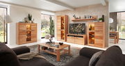 Wohnzimmer mit modernen Holzmöbeln, darunter ein TV-Lowboard, Vitrinen und ein Couchtisch, aus der Perspektive eines gemütlichen Sitzbereichs.