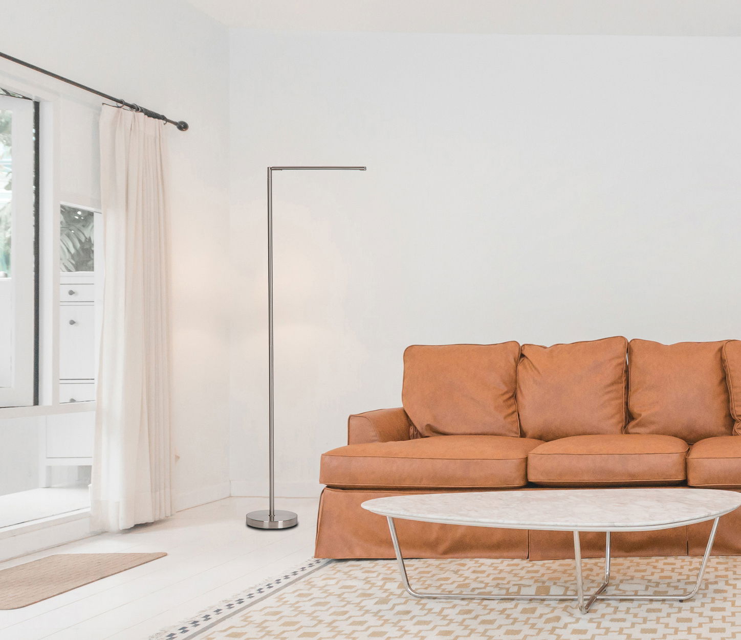 Moderne LED-Stehleuchte in einem Wohnzimmer mit braunem Sofa und Couchtisch, seitliche Perspektive