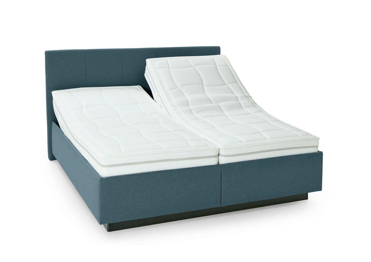 Polsterbett mit verstellbaren Matratzen in blauer Farbe, seitliche Perspektive