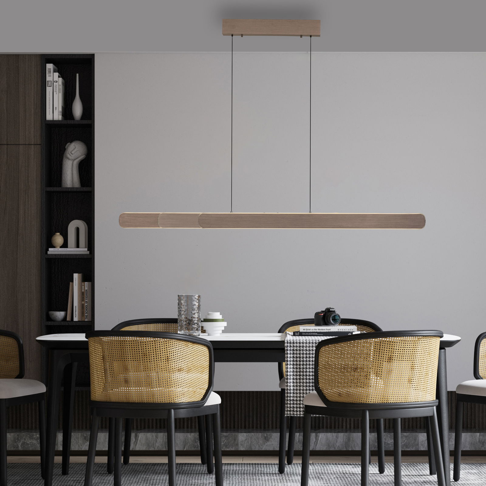 Moderne Pendelleuchte ADRIANA ROUND in Holzoptik, über einem Esstisch mit vier Stühlen, seitliche Perspektive.