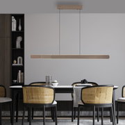 Moderne hanglamp ADRIANA ROUND in houtlook, boven een eettafel met vier stoelen, zijaanzicht.