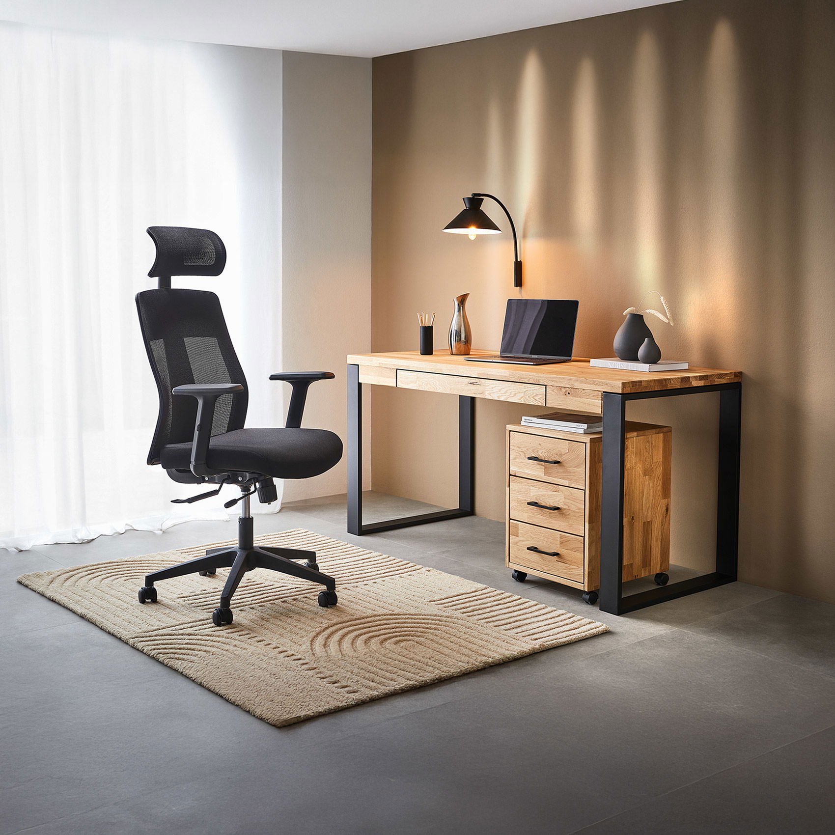 Schreibtisch aus Holz mit Bürostuhl im modernen Homeoffice