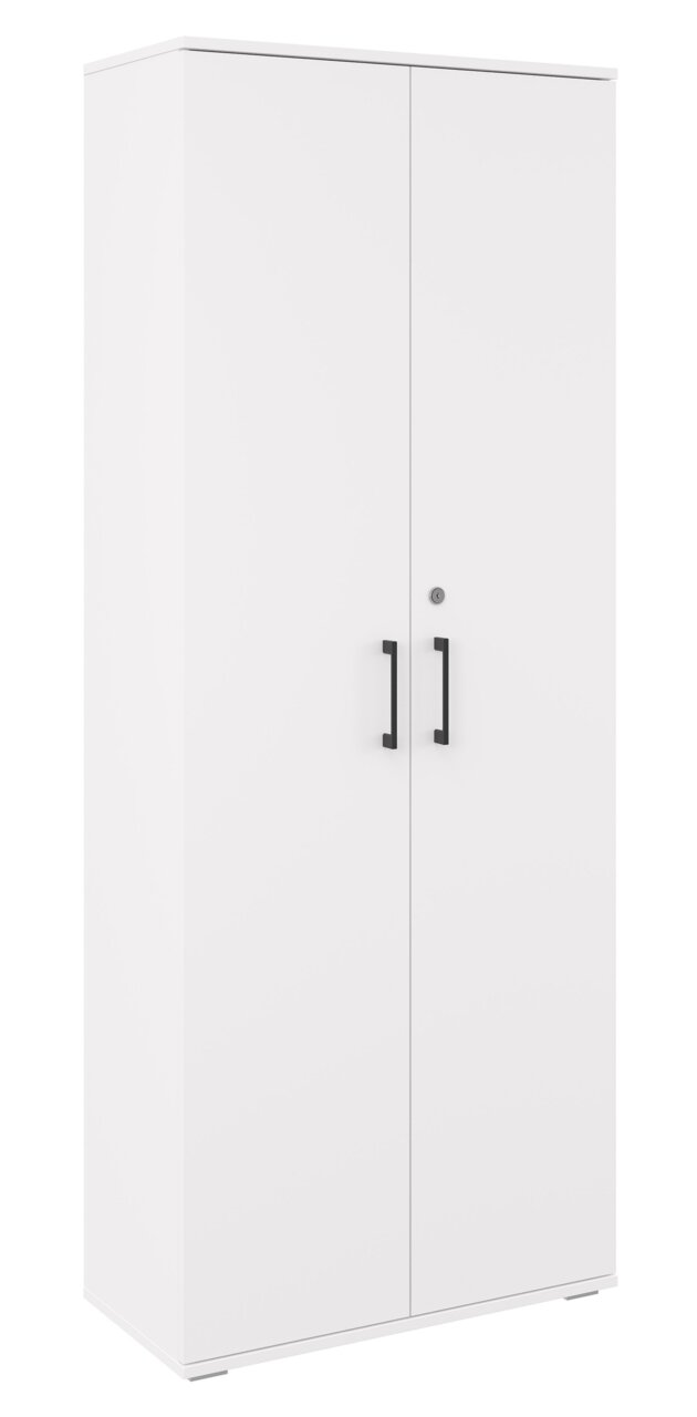 Witte, afsluitbare metalen kast met twee deuren en zwarte handgrepen, vrijstaand op een witte achtergrond, in een licht perspectief van links vooraan