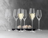 Sechs elegante Champagnerkelche der Serie Topline, zwei gefüllt mit Champagner, auf einer grauen Oberfläche mit einem modernen Hintergrund. Perspektive von vorne.