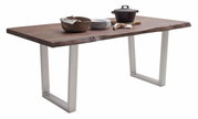 Moderne eettafel met een blad van natuurlijk hout en metalen poten, zijaanzicht