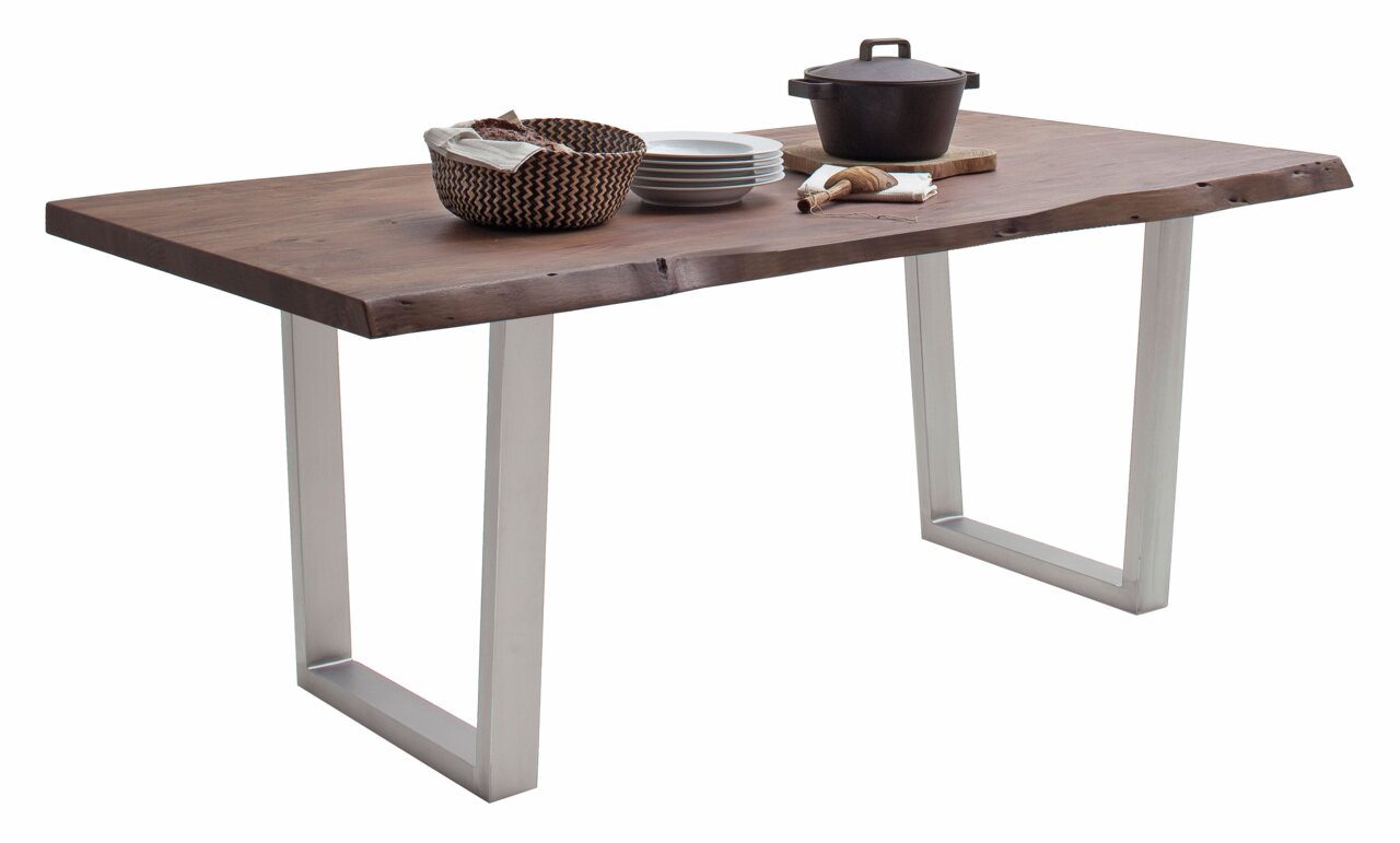 Moderne eettafel met een blad van natuurlijk hout en metalen poten, zijaanzicht