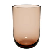 Brauner Longdrinkbecher aus Glas, frontal fotografiert
