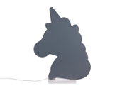 Dunkelgraue Einhorn-Silhouette als Tischleuchte auf weißem Sockel mit Kabel, freigestellt vor weißem Hintergrund, Frontansicht