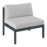 Modernes Lounge-Sofa ohne Armlehnen mit grauem Stoffbezug und schwarzem Metallrahmen, seitliche Perspektive