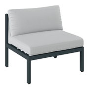 Modernes Lounge-Sofa ohne Armlehnen mit grauem Stoffbezug und schwarzem Metallrahmen, seitliche Perspektive