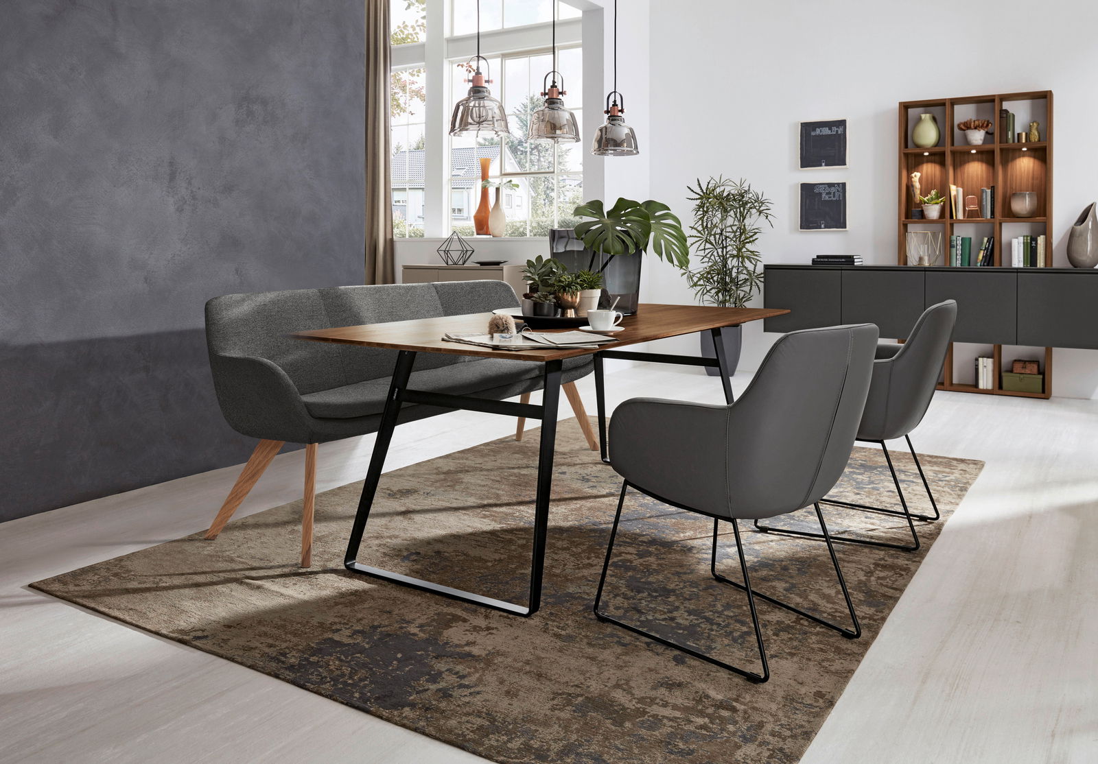 Moderne Polsterbank in einem stilvollen Esszimmer, seitliche Perspektive.