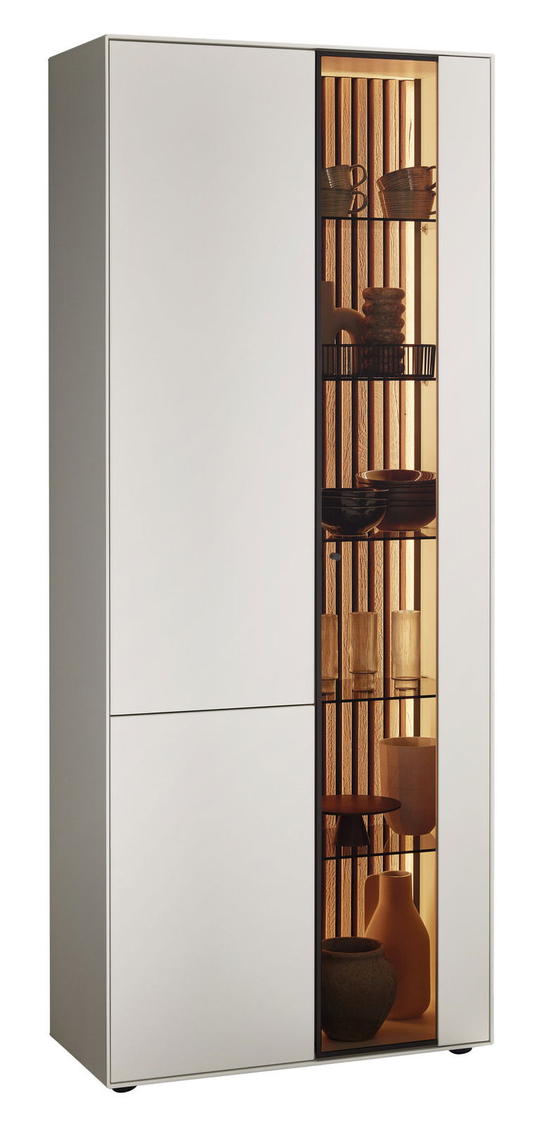 Johann Jakob Standvitrine LUCIANO Standvitrine LUCIANO von Johann Jakob, linke Perspektive, mit Glas auf der rechten Seite, beleuchtete Regale mit dekorativen Objekten.